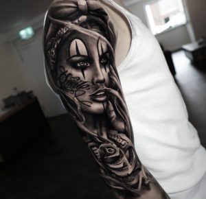 Frau-mit-Gesichtbemalung-Realistic-Tattoo